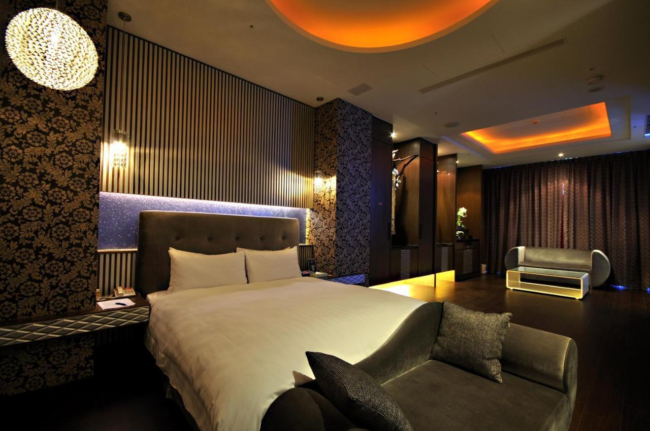 Dubai Motel Yilan Exteriör bild