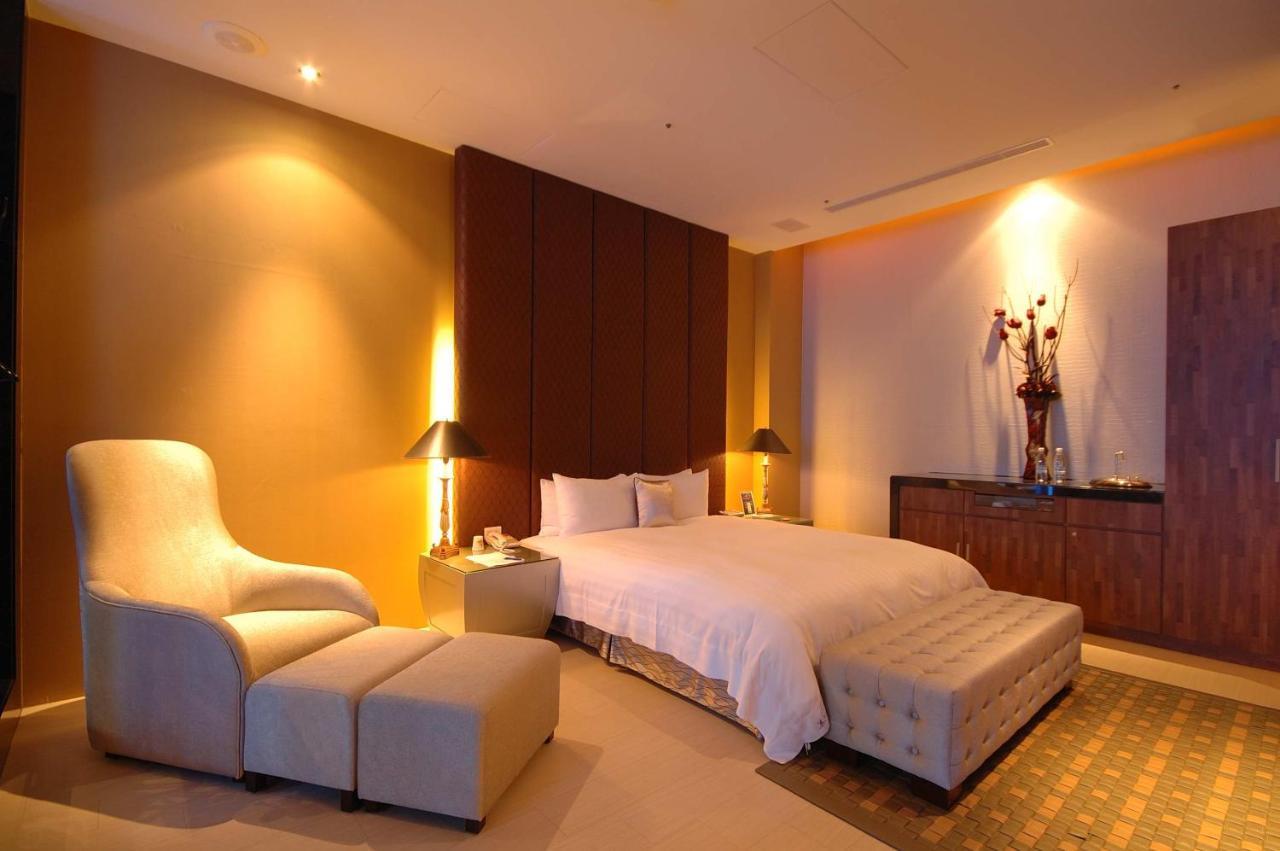 Dubai Motel Yilan Exteriör bild