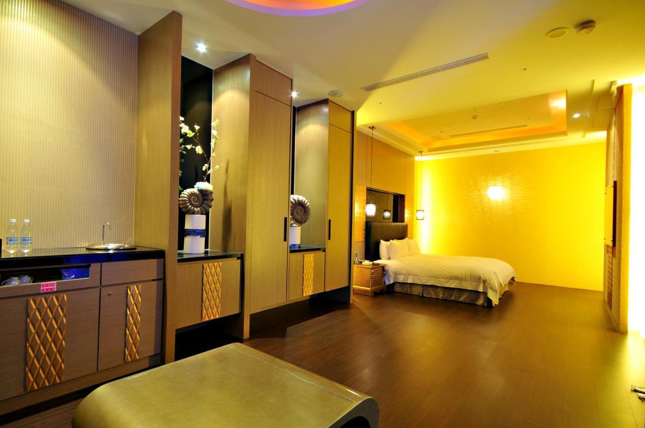 Dubai Motel Yilan Exteriör bild