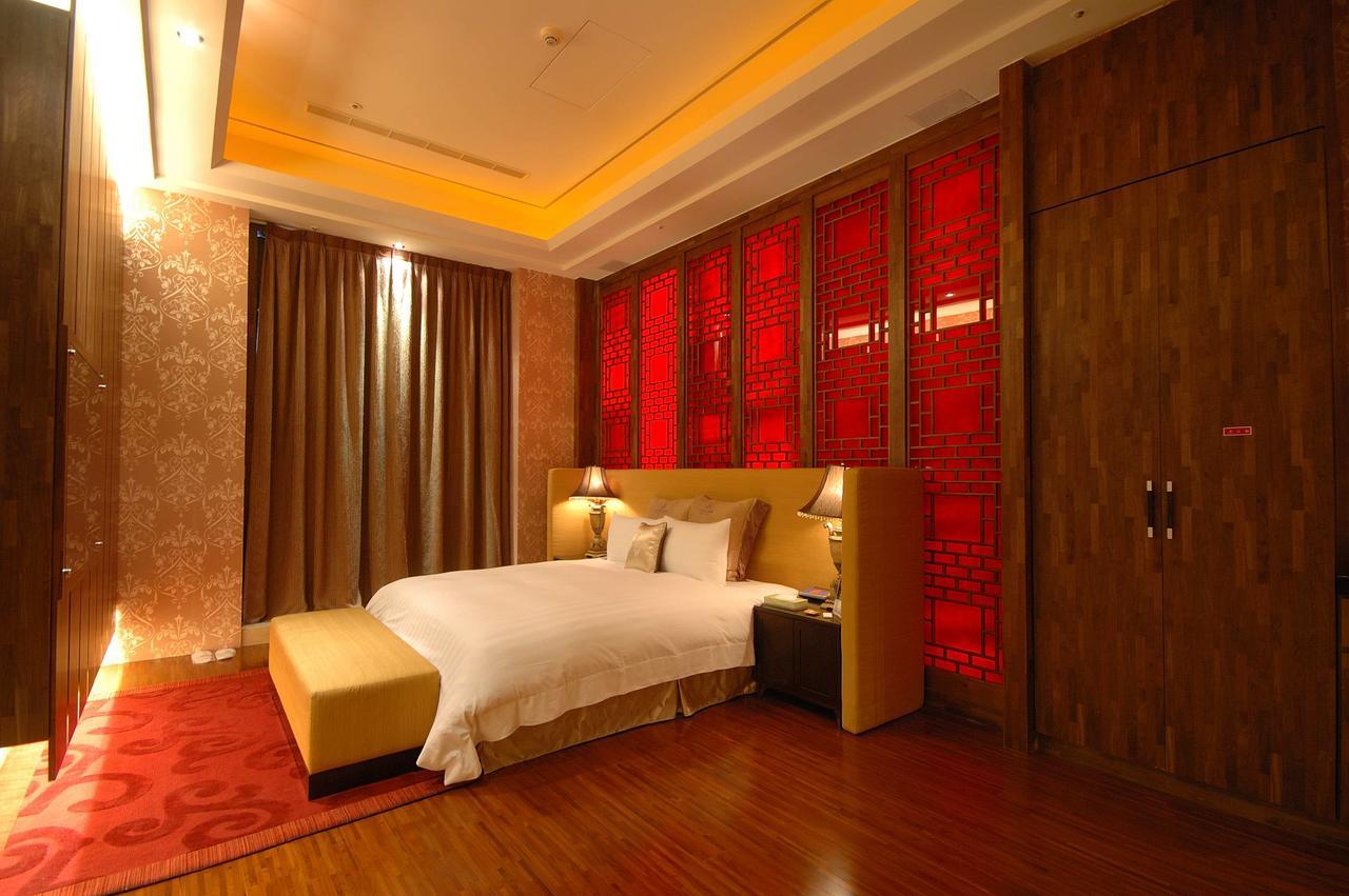 Dubai Motel Yilan Exteriör bild