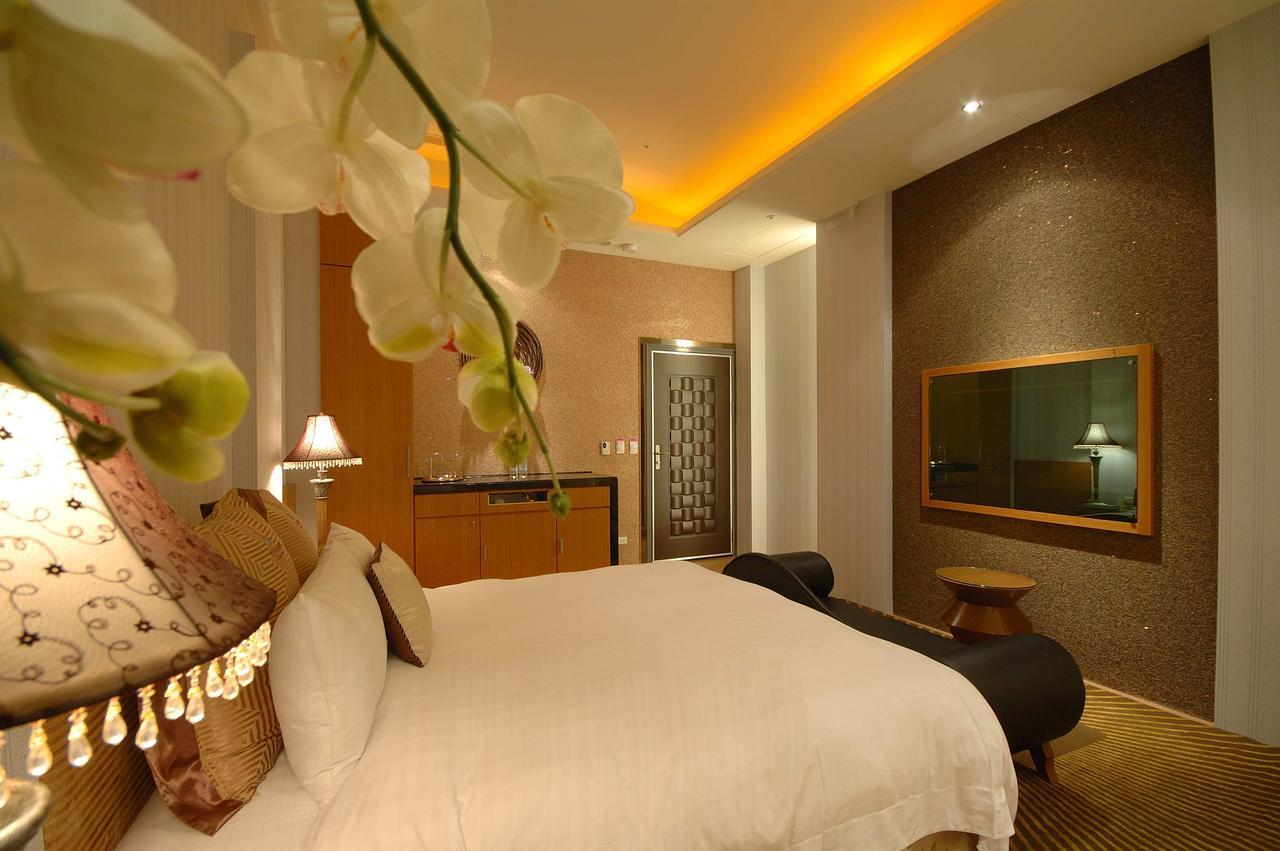 Dubai Motel Yilan Exteriör bild